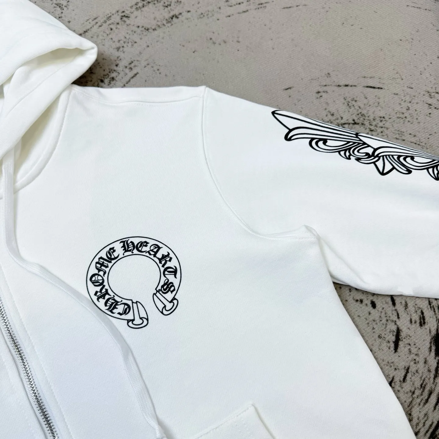 P290 (newly added in white) Chrome Hearts Miami Limited Horseshoe Hooded Jacket, the same style as ChromeHearts counters. Made of 430g double-ply double yarn pure cotton terry fabric. The original custom hardware zippers are restored in place. The handle is very textured. It is three-dimensional and atmospheric. It is easy to wear in autumn. It is simple and elegant. It adopts the os version. The upper body effect is very good. Suitable for all body types. Soft and comfortable. CH letter offset printing on the front ➕ Horseshoe Sanskrit offset printing on the back. Small mark on the hem. Machine washable, no fading, no deformation, complete accessories, original mold opening, perfect restoration of zp 2:1, same style for men and women, versatile, no choice, size s m l xl color black white